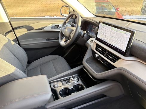 Used 2025 Ford Explorer Active image 25