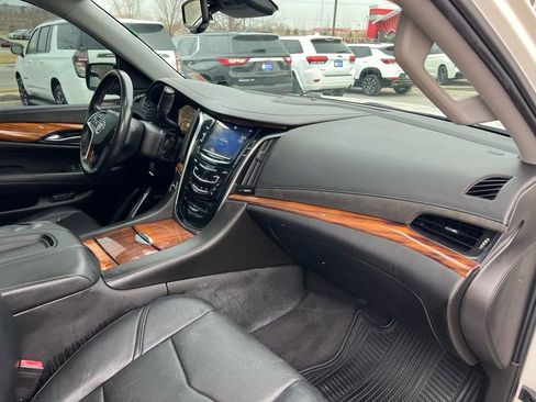 Used 2015 Cadillac Escalade Premium image 32