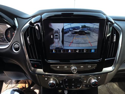 Used 2023 Chevrolet Traverse Premier FWD image 11