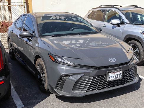 Used 2025 Toyota Camry SE w/ Convenience Package image 3