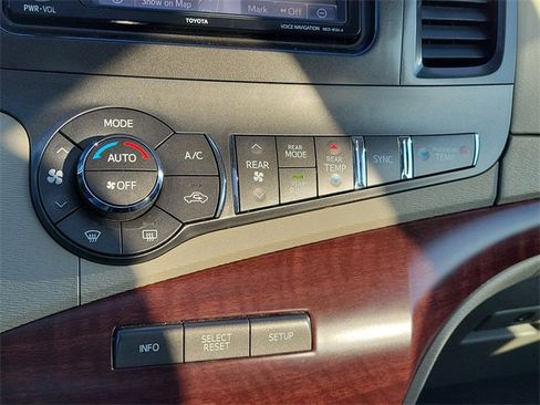 Used 2014 Toyota Sienna XLE image 19