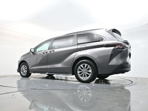 Used 2024 Toyota Sienna XLE image 32