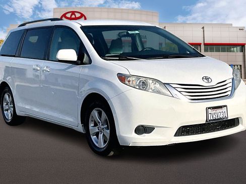 Used 2017 Toyota Sienna LE image 1