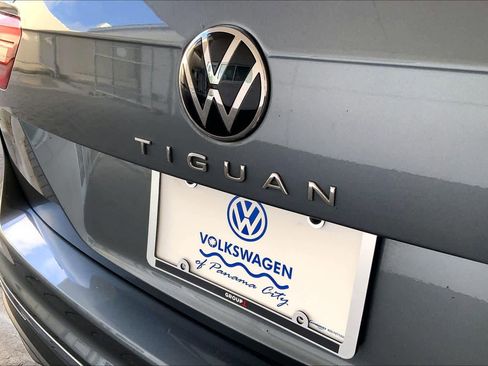 Used 2023 Volkswagen Tiguan SE w/ Panoramic Sunroof Package FWD image 32