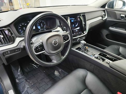Used 2022 Volvo V60 T5 Cross Country image 2