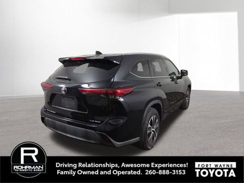Used 2021 Toyota Highlander XLE AWD/4WD image 6