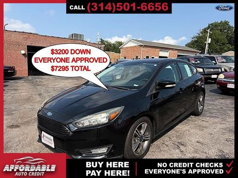 Used 2016 Ford Focus SE FWD image 1