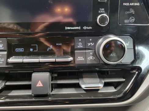 Used 2021 Toyota Highlander XLE AWD/4WD image 35