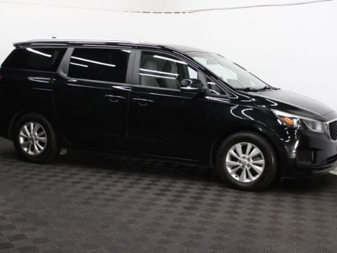 Used 2016 Kia Sedona LX w/ LX Convenience Package image 4