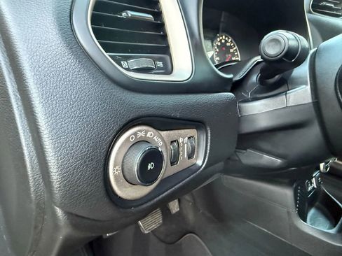 Used 2016 Jeep Renegade Latitude image 19