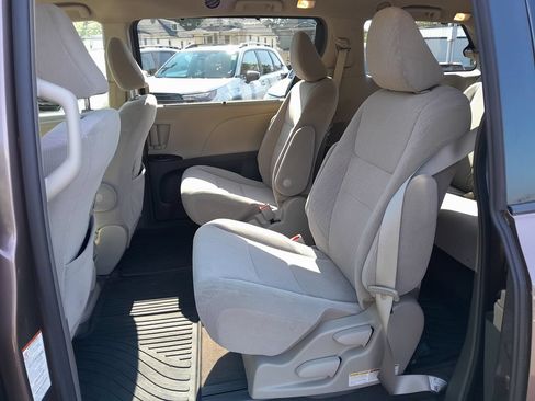 Used 2018 Toyota Sienna LE AWD/4WD image 31