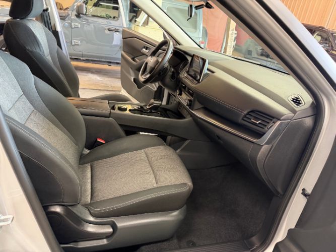 Used 2025 Nissan Rogue SV AWD/4WD image 32