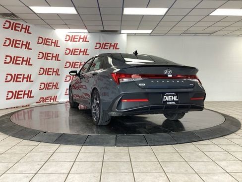Used 2025 Hyundai Elantra SEL FWD image 5
