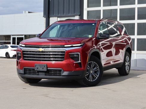 Used 2025 Chevrolet Traverse LT w/ Driver Confidence Package AWD/4WD image 3