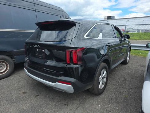 Used 2025 Kia Sorento LX FWD image 4