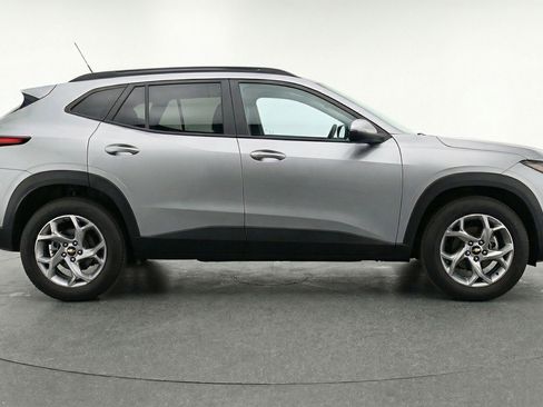 Used 2025 Chevrolet Trax LT image 11