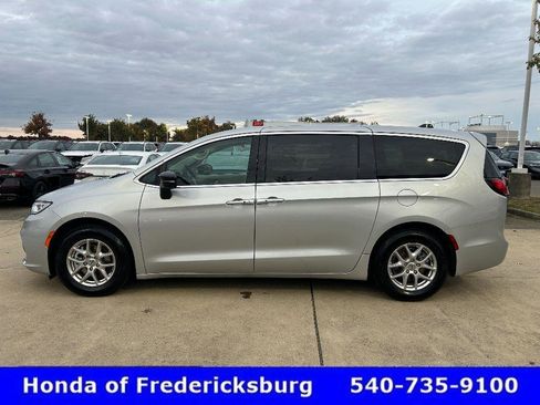 Used 2024 Chrysler Pacifica Touring-L image 3