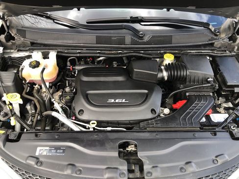 Used 2018 Chrysler Pacifica Limited w/ Tire & Wheel Group FWD image 15