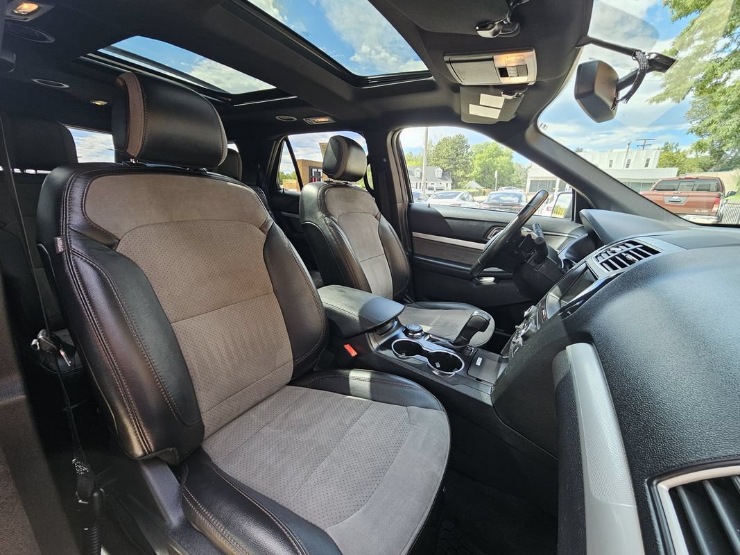 Used 2017 Ford Explorer XLT w/ Equipment Group 202A AWD/4WD image 16