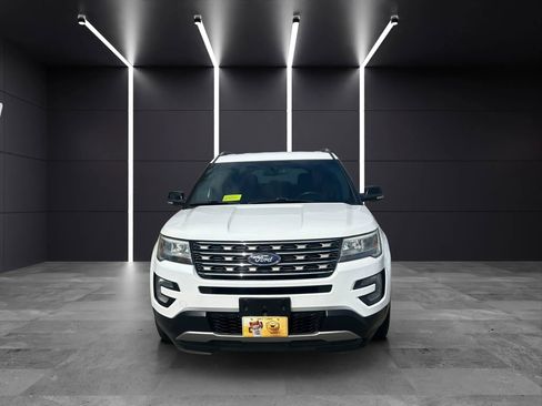 Used 2017 Ford Explorer XLT image 2