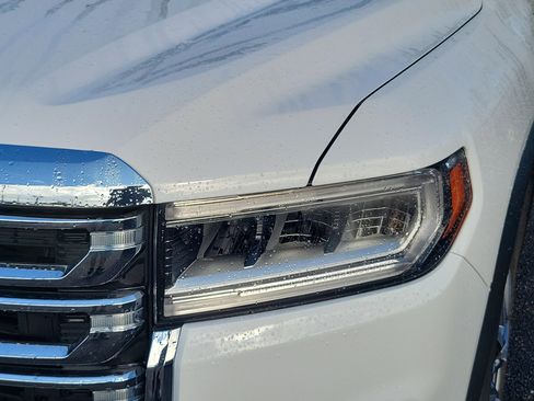 Used 2023 GMC Acadia SLT image 9