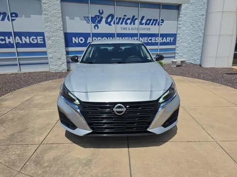 Used 2025 Nissan Altima 2.5 SV FWD image 2