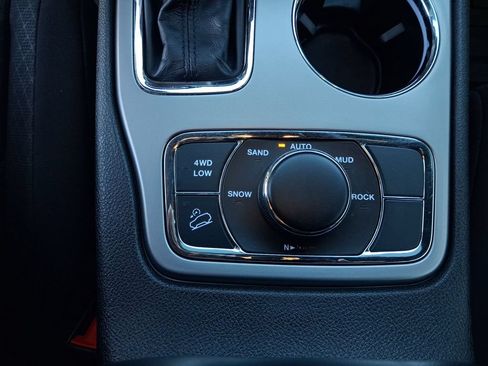 Used 2021 Jeep Grand Cherokee Laredo AWD/4WD image 17