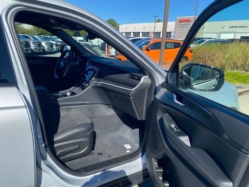 New 2025 Jeep Grand Cherokee Altitude AWD/4WD image 26