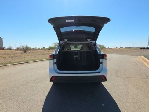 Used 2023 Toyota Highlander XLE image 27