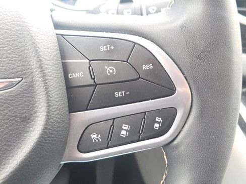 Used 2023 Chrysler Pacifica Touring-L FWD image 44