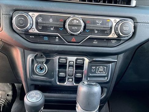 Used 2024 Jeep Wrangler Unlimited Sahara AWD/4WD image 16