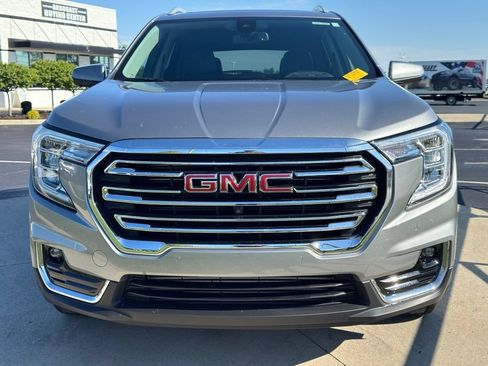 Used 2023 GMC Terrain SLT w/ Infotainment Package II FWD image 2