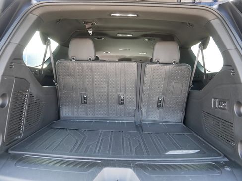 Used 2023 Chevrolet Suburban LT w/ Luxury Package image 18