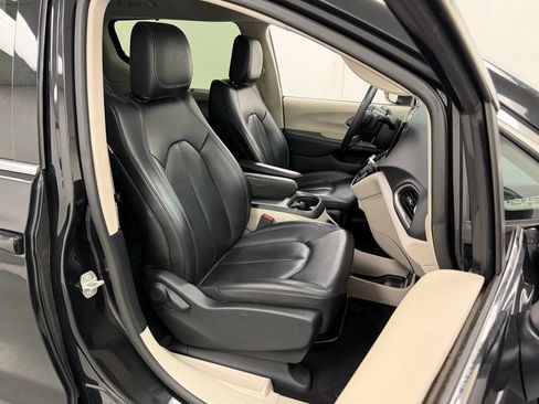 Used 2023 Chrysler Pacifica Touring-L FWD image 11