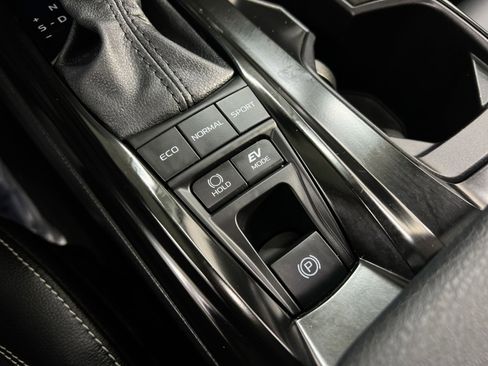 Used 2025 Toyota Camry SE image 36