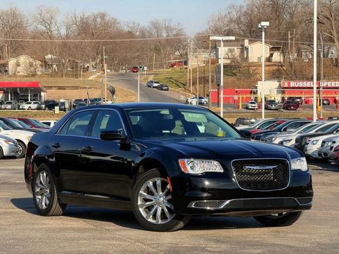 Used 2018 Chrysler 300 Touring image 1