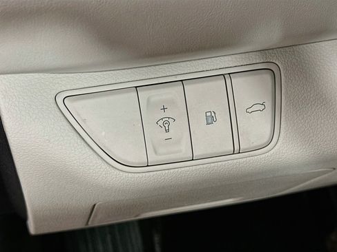 Used 2025 Genesis G70 2.5T RWD image 17