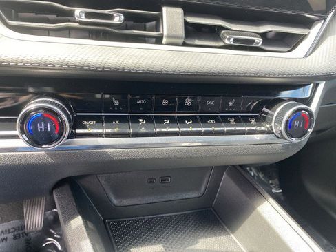 Used 2025 Chevrolet Equinox LT w/ Convenience Package II image 17