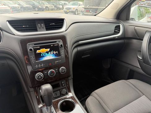 Used 2016 Chevrolet Traverse LT w/ Style and Technology Package FWD image 13