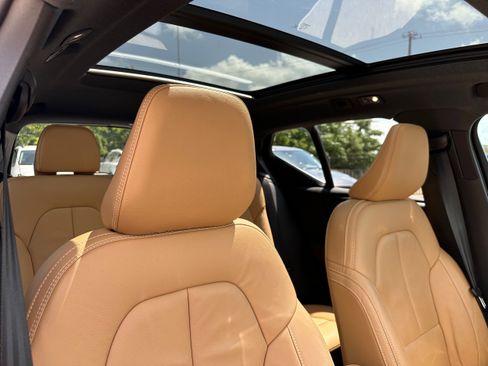 Used 2022 Volvo XC40 T5 Inscription image 11