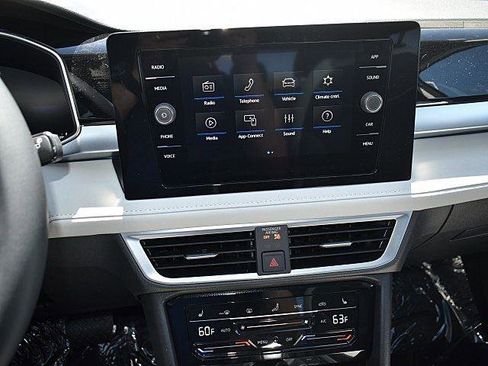 New 2025 Volkswagen Taos SE image 11