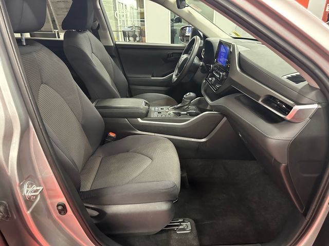 Used 2023 Toyota Highlander L AWD/4WD image 16