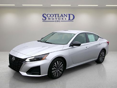 Used 2025 Nissan Altima 2.5 SV image 2