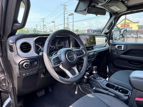 Used 2025 Jeep Wrangler Unlimited Sahara AWD/4WD image 13