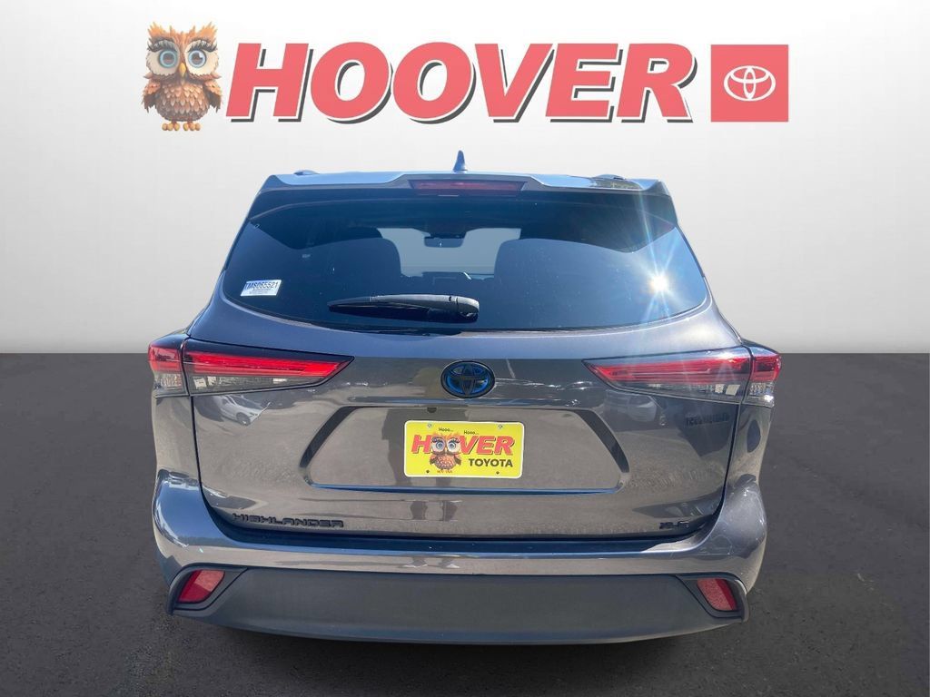 Used 2021 Toyota Highlander XLE AWD/4WD image 3