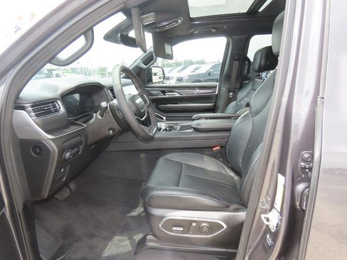 Used 2024 Jeep Wagoneer 4WD w/ Premium Group I image 27