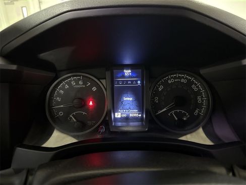 Used 2017 Toyota Tacoma TRD Sport image 11