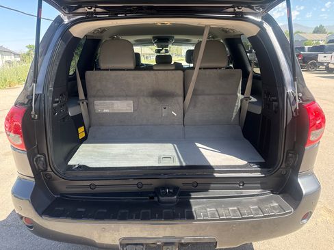 Used 2017 Toyota Sequoia SR5 AWD/4WD image 18