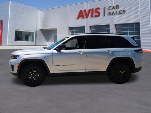 Used 2025 Jeep Grand Cherokee Altitude AWD/4WD image 2