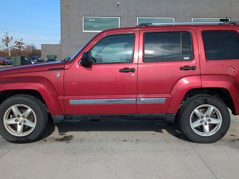 Used 2010 Jeep Liberty Limited w/ Comfort/Convenience Group image 2